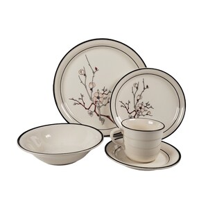 Pode incluir: Um conjunto de louça de cerâmica branca com borda preta e um delicado desenho floral. O conjunto inclui um prato de jantar grande, um prato de salada menor, uma tigela e uma xícara de chá e um pires.