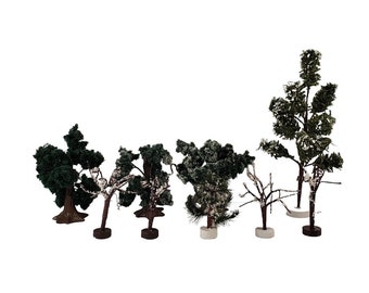 Vintage kerstdorpbomen gemengd Lot van 9 zacht sisal gebladerte met plastic basis kale sneeuw bedekt