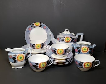 Conjunto de chá vintage de 17 peças em azul lustroso feito no Japão, bule, xícaras, pires, pratos, açucareiro, cremeira, padrão floral, c1950