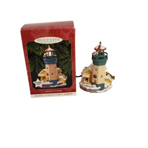 Ozdoba pamiątkowa Hallmark Lighthouse Greetings 1999 Disney Flashing Light Works