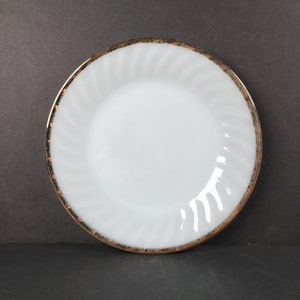 Anchor Hocking Fire King Swirl Dinner Plate White Milk Glass Gold Trim 9 1/8&quot; Never Used