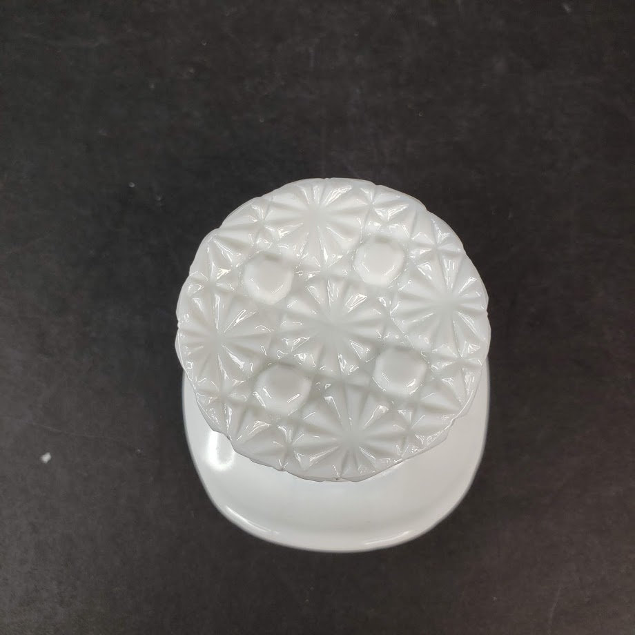 ヴィンテージ ミルク ガラス フェントン ボタンとデイジー トップ