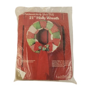 Vintage Yours Truly Patchwork Craft Kit Christmas Holly Wreath 1982 Made in USA