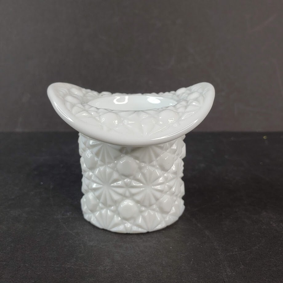 ヴィンテージ ミルク ガラス フェントン ボタンとデイジー トップ