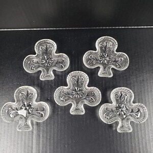 Juego de 5 tiaras vintage de cristal de Indiana con forma de naipe, plato para dulces y nueces, palos de trébol, década de 1950