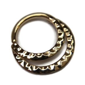Geelgouden dubbel gehamerde septumring ~ twee hoepels in één lichaamssieraden ~ geelgoud gedoopt sterlingzilver ~ handgesmeed getextureerd