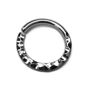 Anneau de septum en or blanc massif 14 carats texturé marteau ~ Côtés réversibles lisses et martelés ~ Or blanc massif palladium sans nickel