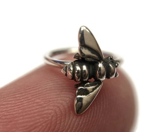 Bee Hoop Nose Ring ~ Sterling Silver Honey Bee Nose Ring ~ Pierced Nose Jewelry ~ Insect Body Jewelry ~ Bumblebee Hoop Nostril Ring