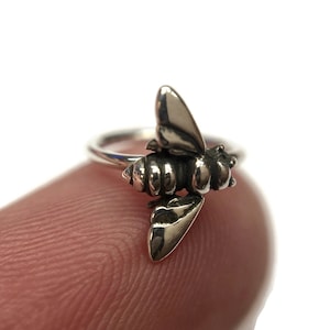 Bee Hoop Nose Ring ~ Sterling Silver Honey Bee Nose Ring ~ Pierced Nose Jewelry ~ Insect Body Jewelry ~ Bumblebee Hoop Nostril Ring