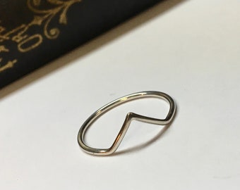 Puntige gebogen stapelring ~ eenvoudige zilveren driehoekige ring ~ klein minimalistisch ~ 1 mm dikke band ~ Chevron ultra sierlijke stapelaccentring