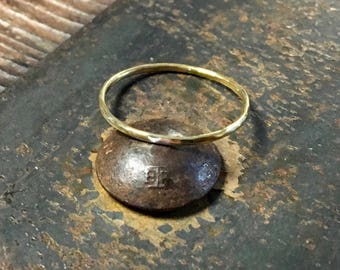 Gouden gehamerde dunne ring ~ massief 14-karaats geelgoud ~ ultrasierlijk 1 mm ~ eenvoudige stapelbare trouwring ~ getextureerde tussenring ~ glanzend Pools