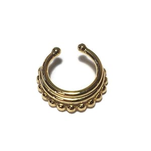 Könnte beinhalten: Ein goldener Nasenring mit Perlenmuster.