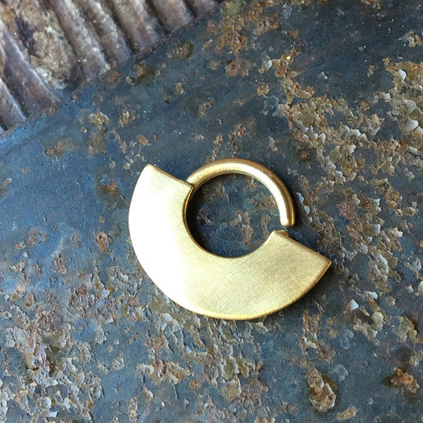 Large septum jaune ~ Anneau de nez finition satinée ~ Argent sterling trempé dans de l'or jaune ~ Bijoux de corps épais ~ Piercing tendance