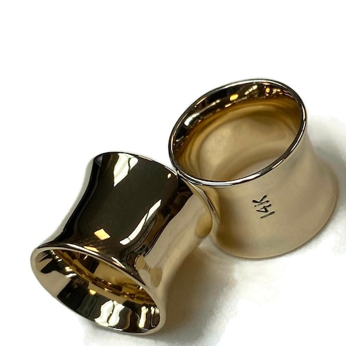 Örhängen i massivt 14 karat guld med enkla rörmätare ~ Hypoallergena sträckta lober ~ Pluggar i massivt gult guld ~ Säljs som ett par