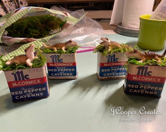 Vintage McCormick Red Pepper & Cayenne Tins Decorated Louisiana Alligators  Facing right (Read full description)
