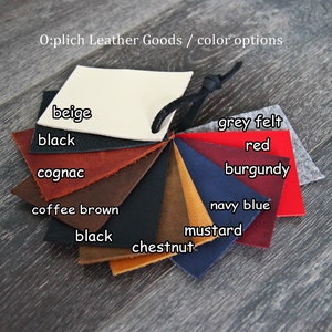 Puede incluir: Una carta de colores de muestras de cuero en beige, negro, co&ntilde;ac, marr&oacute;n caf&eacute;, casta&ntilde;o, mostaza, azul marino, burdeos, rojo y fieltro gris. O:plich Leather Goods / opciones de color est&aacute; escrito en la parte superior de la imagen.