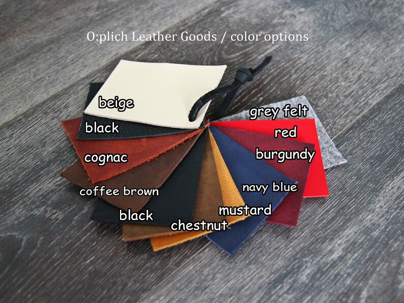 Puede incluir: Una carta de colores de muestras de cuero en beige, negro, co&ntilde;ac, marr&oacute;n caf&eacute;, casta&ntilde;o, mostaza, azul marino, burdeos, rojo y fieltro gris. O:plich Leather Goods / opciones de color est&aacute; escrito en la parte superior de la imagen.