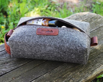 Regalo de boda / Neceser / Neceser de fieltro y cuero encerado / Kit Dopp de cuero coñac y fieltro gris para hombres o mujeres / Personalización gratuita