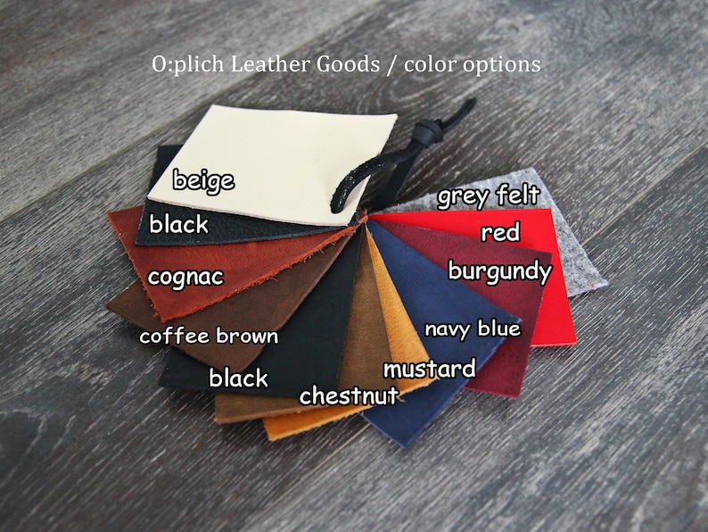 Puede incluir: Un abanico de muestras de colores con muestras de cuero y fieltro. Los colores incluyen beige, negro, co&ntilde;ac, marr&oacute;n caf&eacute;, fieltro gris, rojo, burdeos, azul marino, mostaza y casta&ntilde;o. El texto "O:plich Leather Goods / opciones de color" es visible.