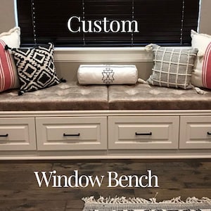 Puede incluir: Banco de ventana personalizado con cajones de almacenamiento y asiento acolchado. El banco est&aacute; decorado con almohadas en varios patrones y colores, incluyendo blanco y negro, rojo y blanco, y gris y blanco.