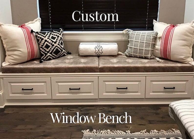 Puede incluir: Banco de ventana personalizado con cajones de almacenamiento y asiento acolchado. El banco est&aacute; decorado con almohadas en varios patrones y colores, incluyendo blanco y negro, rojo y blanco, y gris y blanco.