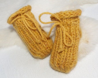 Knitting pattern - baby shoes - baby booties - how to knit baby booties - easy pattern - beginner knit pattern- bulky chunky knit pattern