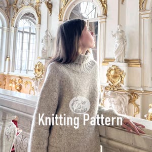 Puede incluir: Una mujer con un su&eacute;ter de cuello alto gris claro. El su&eacute;ter es parte de un patr&oacute;n de tejido, con el texto "Knitting Pattern" en la imagen. El fondo presenta una arquitectura ornamentada con detalles dorados.