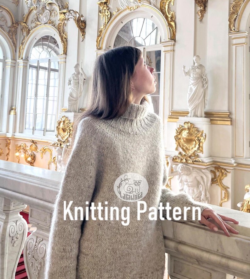 Puede incluir: Una mujer con un su&eacute;ter de cuello alto gris claro. El su&eacute;ter es parte de un patr&oacute;n de tejido, con el texto "Knitting Pattern" en la imagen. El fondo presenta una arquitectura ornamentada con detalles dorados.