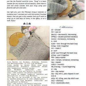 Puede incluir: P&aacute;gina de un libro de patrones de tejido titulado "Snug". La imagen muestra un su&eacute;ter tejido gris y un gorro a juego. El texto describe el patr&oacute;n, sugerencias de hilo y abreviaturas utilizadas.