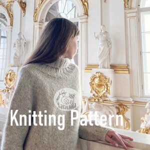 Puede incluir: Una persona con un su&eacute;ter de cuello alto gris claro con un parche blanco con una ilustraci&oacute;n de gato. El texto "Knitting Pattern" se muestra en blanco. El fondo incluye detalles arquitect&oacute;nicos ornamentados.
