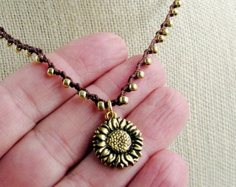 Collar de girasol de ganchillo, collar de cuentas doradas, colgante floral