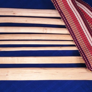 Telar de cintura y cinturón de madera maya tallado a mano, Guatemala, Comercio Justo