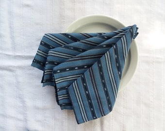 Herbruikbare stoffen servetten, set 2 of 4, fairtrade, handgeweven op een voetpedaalweefgetouw, Maya Ikat en Blues, milieuvriendelijke katoenen dinerservetten