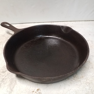Cast iron frying pan