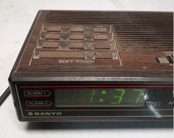 Vintage Sanyo Digital Alarm Clock Radio. - Etsy