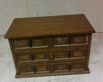 Wooden jewelry box
