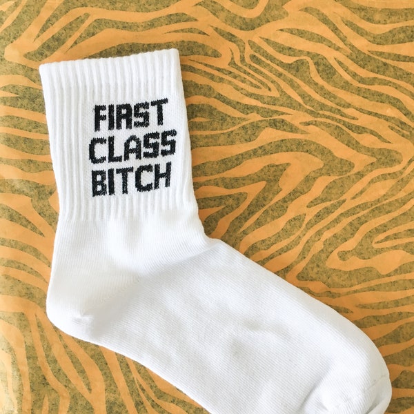 First Class Bitch - Unisex Socken - Weiße Socken mit Spruch