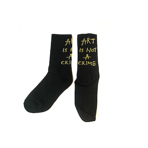 Art is not a crime SOKKEN zwart-gele sokken met slogan