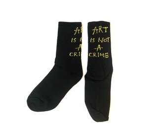 El arte no es un crimen SOCKS calcetines negros y amarillos con mensaje