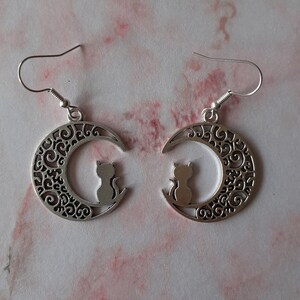 Pendientes de gato en la luna de plata tibetana