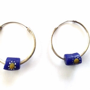 Aros de plata - Aros infinitos con cuentas de plata esterlina - Aros de plata cepillada - Aros de plata con cuentas - Aros de plata y azules - Aros de plata grandes -