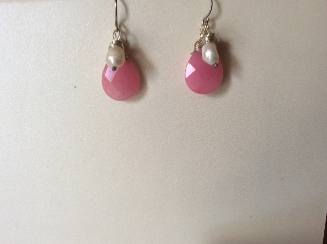 Paio Di Orecchini Pendenti In Giada Rosa Fucsia &ndash; Chiusura Leverback, Nuovi