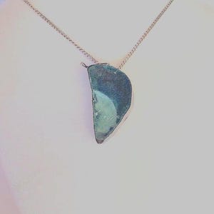 Ciondolo in avventurina - Pietra verde incastonata in argento sterling - Ciondolo a forma di mezza luna - Collana in argento sterling con avventurina - Regalo per lei - Spilla in argento sterling