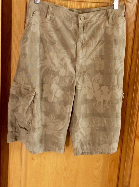 Camouflage Green Men’s Cargo Shorts size 32” and … - image 3