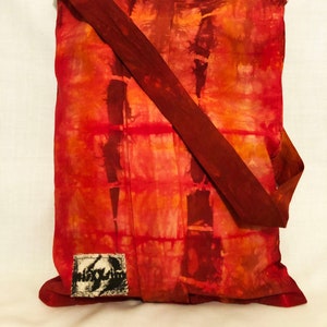 Handgemachte Krawattenfarbene Natur-Rot-Orange und Gelb Baumwoll-Canvas-Umhängetasche mit kleiner Tasche und Magnetverschluss, komplett gefüttert