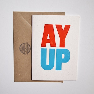 AY UP Anglais dialecte britannique anniversaire, salutation, bonjour, merci, juste parce que, carte typographique pour notes. Videz l'intérieur ou ajoutez un message