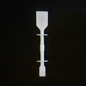 Peut inclure: Une spatule en plastique blanche avec un long manche et deux anneaux r&eacute;glables. La spatule est con&ccedil;ue pour &eacute;taler et m&eacute;langer.