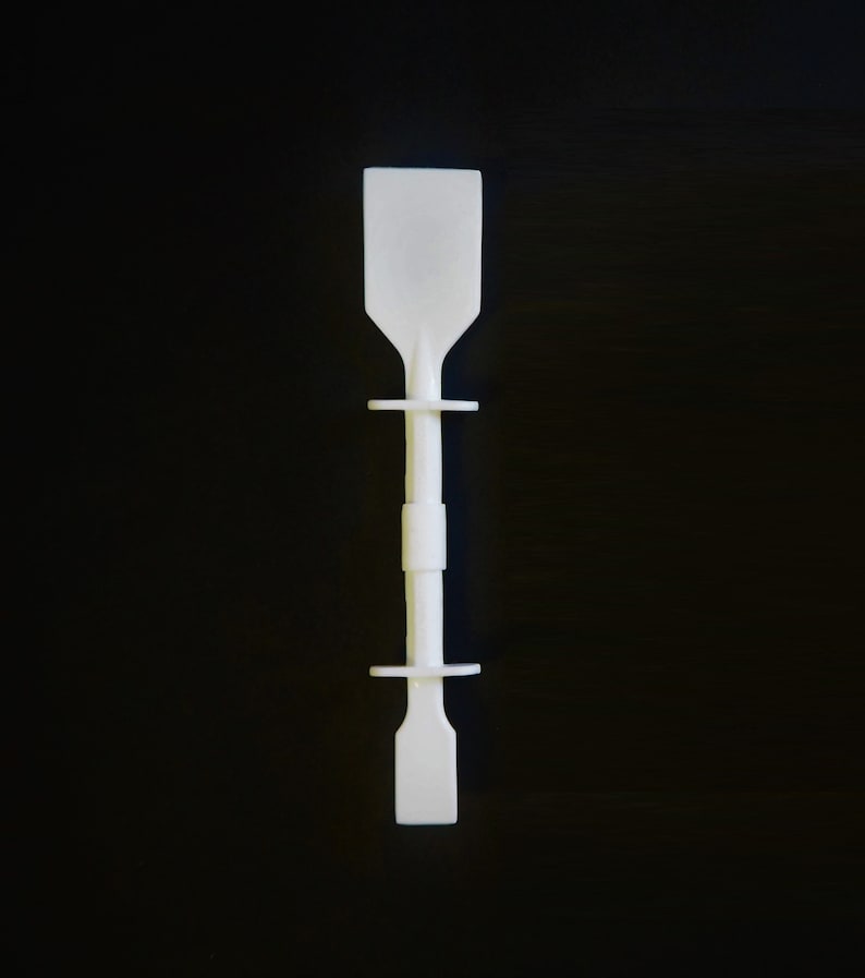 Peut inclure: Une spatule en plastique blanche avec un long manche et deux anneaux r&eacute;glables. La spatule est con&ccedil;ue pour &eacute;taler et m&eacute;langer.