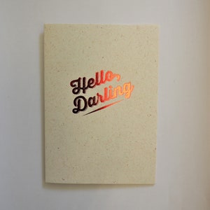 Tarjeta de felicitación con tipografía "Hola querida" para cumpleaños, simplemente porque sí, hola o tarjeta de notas, agrega un mensaje.