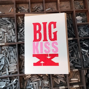 Carte de voeux typographique Big Kiss - anniversaire, juste parce que, sympathie, bonjour ou carte de correspondance, ajoutez un message